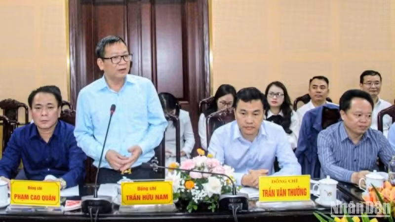 Bí thư Huyện ủy Hưng Hà Trần Hữu Nam cho biết, địa phương có đủ dư địa để trồng lúa, trong đó có giống chất lượng cao phục vụ xuất khẩu. Bí thư Huyện ủy Hưng Hà Trần Hữu Nam cho biết, địa phương có đủ dư địa để trồng lúa, trong đó có giống chất lượng cao phục vụ xuất khẩu.