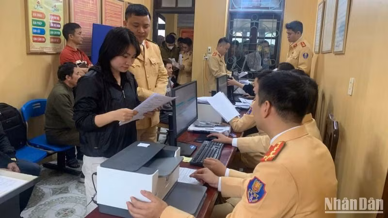 Số lượng người dân đến làm thủ tục đăng ký xe đông, nhưng việc tiếp đón, hướng dẫn và giải quyết hồ sơ diễn ra nhanh chóng, thuận lợi. Số lượng người dân đến làm thủ tục đăng ký xe đông, nhưng việc tiếp đón, hướng dẫn và giải quyết hồ sơ diễn ra nhanh chóng, thuận lợi.