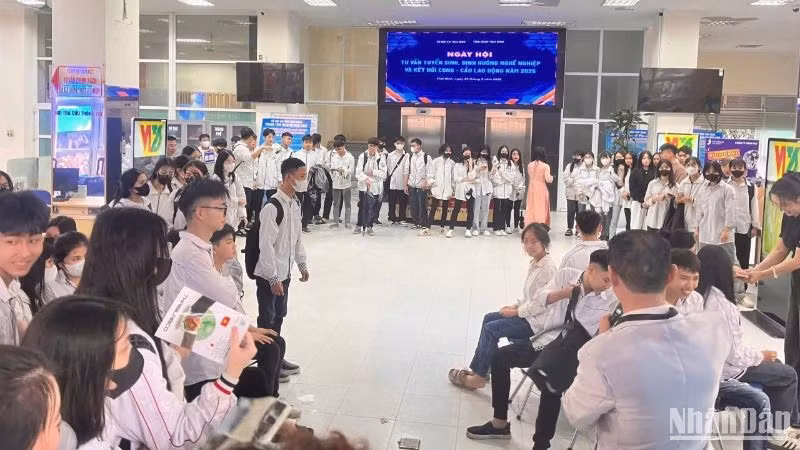 Chỉ có khoảng 800 người đến tư vấn việc làm, so với con số hàng chục nghìn vị trí việc làm còn trống của các doanh nghiệp. Chỉ có khoảng 800 người đến tư vấn việc làm, so với con số hàng chục nghìn vị trí việc làm còn trống của các doanh nghiệp.