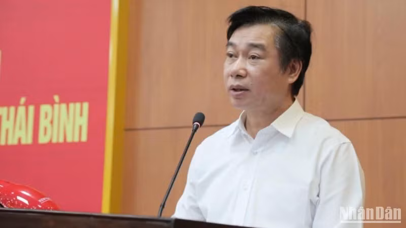 Đồng chí Nguyễn Văn Giang, Phó Trưởng ban Thường trực Ban Tổ chức Tỉnh ủy công bố quyết định của Ban Chấp hành Đảng bộ tỉnh về việc sáp nhập hai cơ quan báo chí.