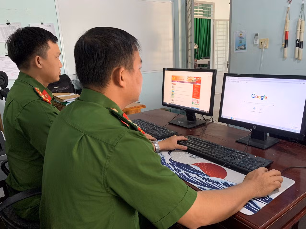 Lực lượng Công an xã Tân Hộ Cơ biên tập, đăng tải tin, bài lên trang Fanpage của Công an xã Tân Hộ Cơ để tuyên truyền, phổ biến cho quần chúng nhân dân về công tác phòng, chống tội phạm.