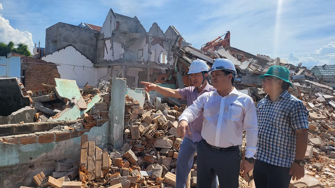 Lãnh đạo tỉnh Quảng Ngãi cùng các sở và địa phương thường xuyên kiểm tra hiện trường giải phóng mặt bằng dự án cao tốc Quảng Ngãi-Hoài Nhơn. Lãnh đạo tỉnh Quảng Ngãi cùng các sở và địa phương thường xuyên kiểm tra hiện trường giải phóng mặt bằng dự án cao tốc Quảng Ngãi-Hoài Nhơn.