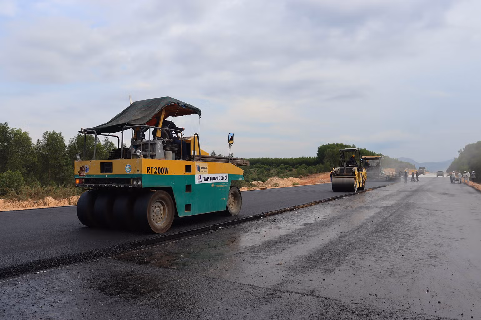 Tranh thủ thời tiết thuận lợi, nhà thầu tập trung thi công, phấn đấu trong tháng 9 hoàn thành thảm 10km bê-tông nhựa đầu tiên trên cao tốc Quảng Ngãi-Hoài Nhơn.