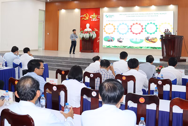 Đại diện Trung tâm Khuyến nông Quốc gia trình bày tham luận tại Diễn đàn.