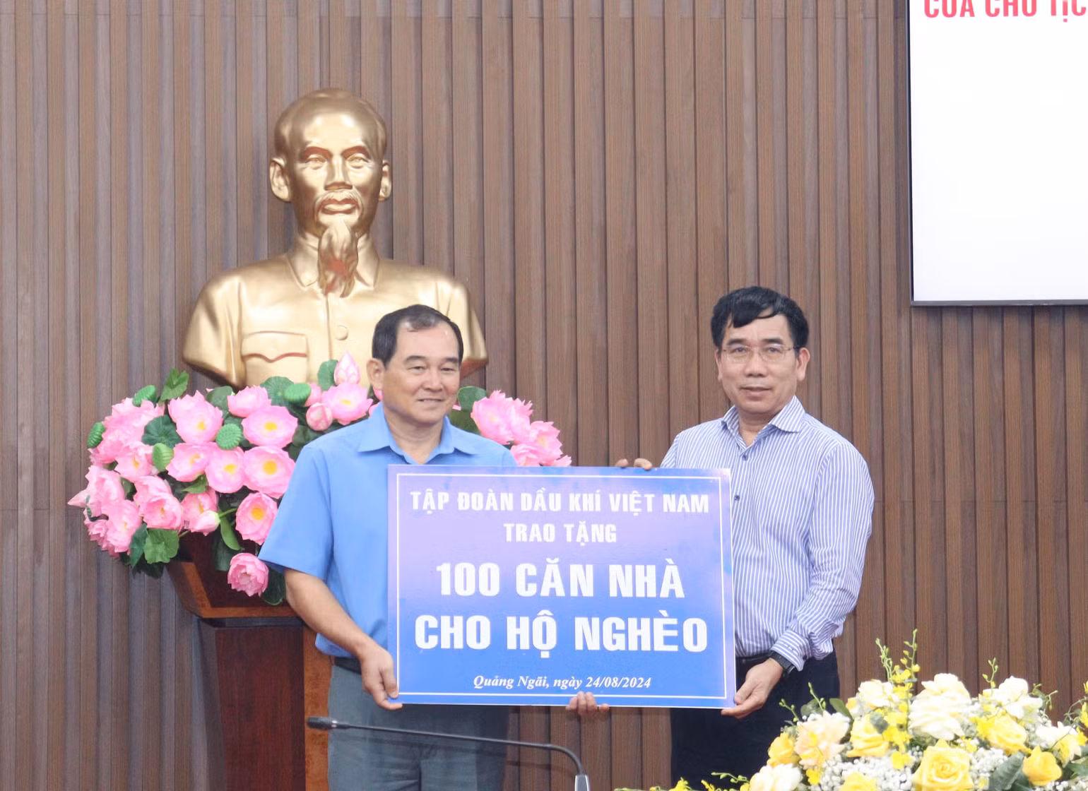 Lãnh đạo Tập đoàn Dầu khí Việt Nam trao biểu trưng hỗ trợ xây dựng 100 căn nhà tặng cho hộ nghèo Quảng Ngãi.