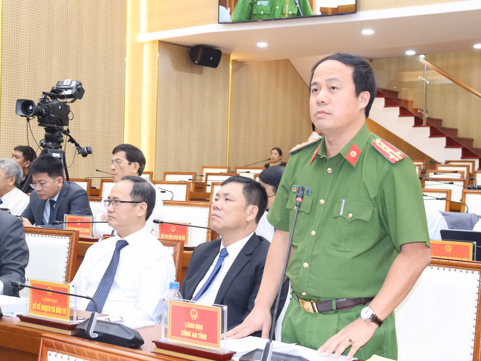 Đại tá Hoàng Anh Tuấn, Phó Giám đốc Công an tỉnh Quảng Ngãi giải trình liên quan đến nhóm vấn đề an ninh trật tự. Đại tá Hoàng Anh Tuấn, Phó Giám đốc Công an tỉnh Quảng Ngãi giải trình liên quan đến nhóm vấn đề an ninh trật tự.