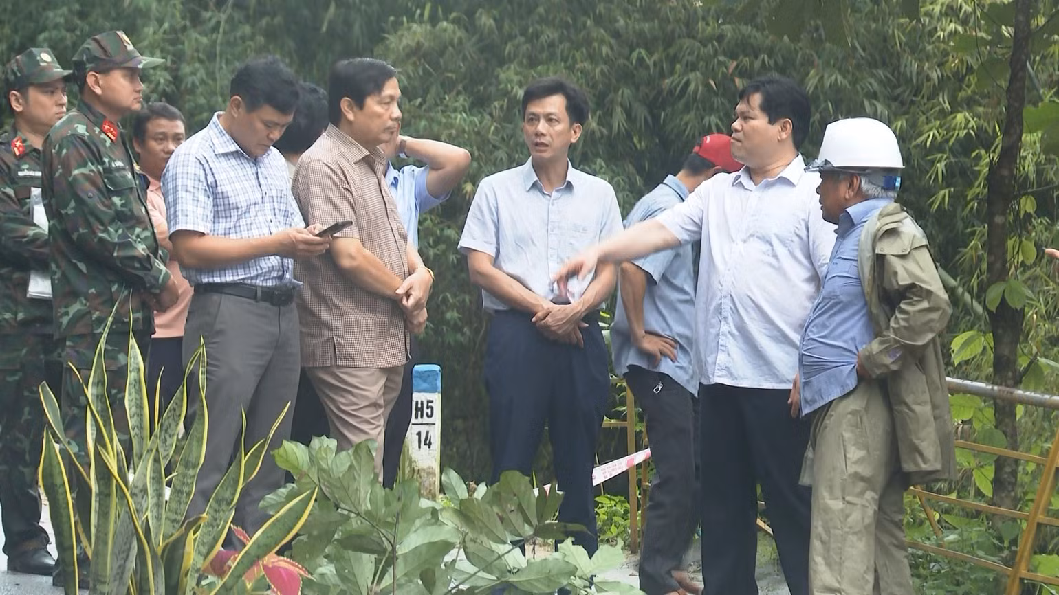 Kiểm tra công tác ứng phó mưa, lũ tại huyện Nghĩa Hành và thị xã Đức Phổ Phó Chủ tịch Ủy ban nhân dân tỉnh Quảng Ngãi Trần Phước Hiền yêu cầu các địa phương tiếp tục theo dõi sát sao tình hình mưa, lũ để ứng phó kịp thời. Kiểm tra công tác ứng phó mưa, lũ tại huyện Nghĩa Hành và thị xã Đức Phổ Phó Chủ tịch Ủy ban nhân dân tỉnh Quảng Ngãi Trần Phước Hiền yêu cầu các địa phương tiếp tục theo dõi sát sao tình hình mưa, lũ để ứng phó kịp thời.