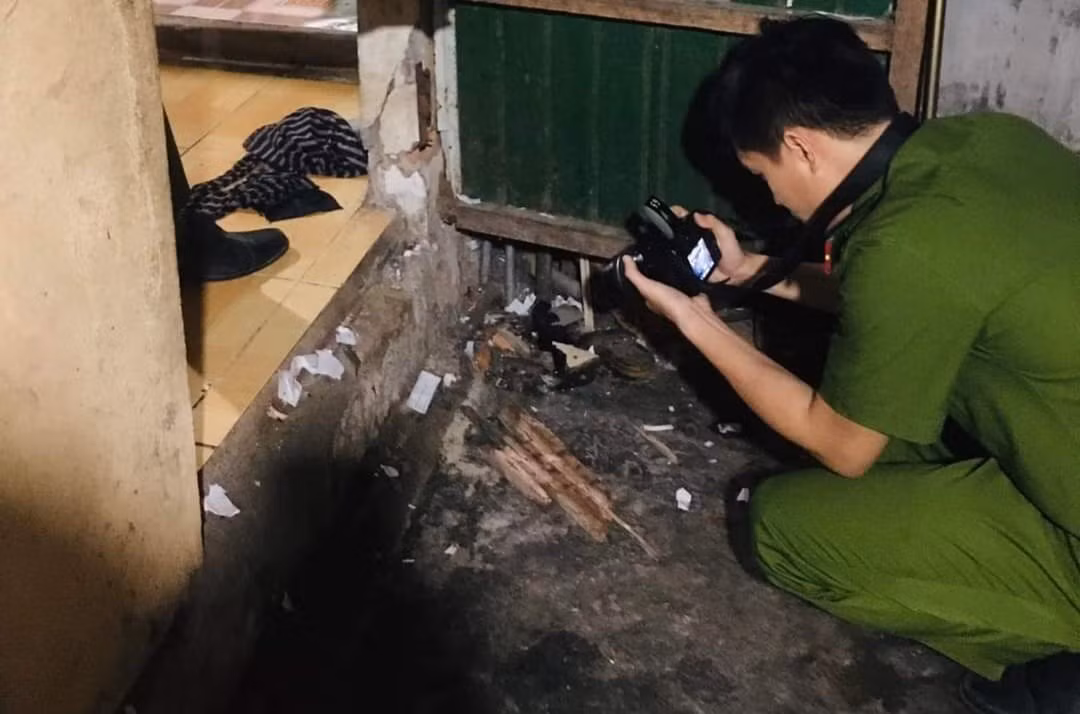Lực lượng công an khám nghiệm hiện trường. Lực lượng công an khám nghiệm hiện trường.