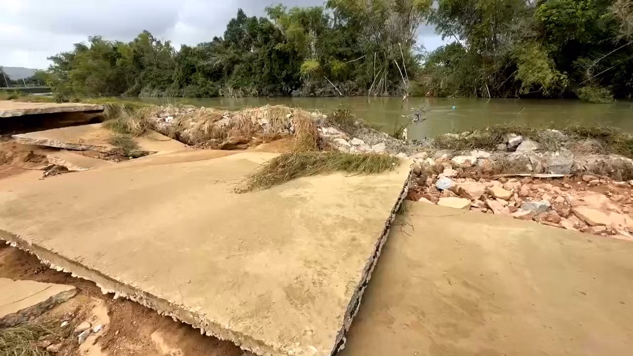 Một đoạn tuyến kè sông Trà Câu bị hư hỏng do lũ lớn gây ra. Một đoạn tuyến kè sông Trà Câu bị hư hỏng do lũ lớn gây ra.