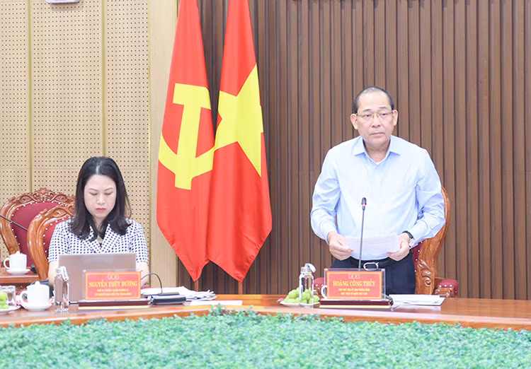 Đồng chí Hoàng Công Thủy, Phó Chủ tịch Ủy ban Trung ương Mặt trận Tổ quốc Việt Nam, Phó Trưởng Đoàn kiểm tra số 1353 công bố quyết định kiểm tra của Ban Bí thư đối với Ban Thường vụ Tỉnh ủy Quảng Ngãi.