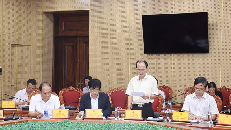 Giám đốc Sở Công thương tỉnh Quảng Ngãi Võ Văn Rân báo cáo tóm tắt Đề án Trung tâm Lọc hóa dầu và năng lượng quốc gia tại Khu kinh tế Dung Quất.