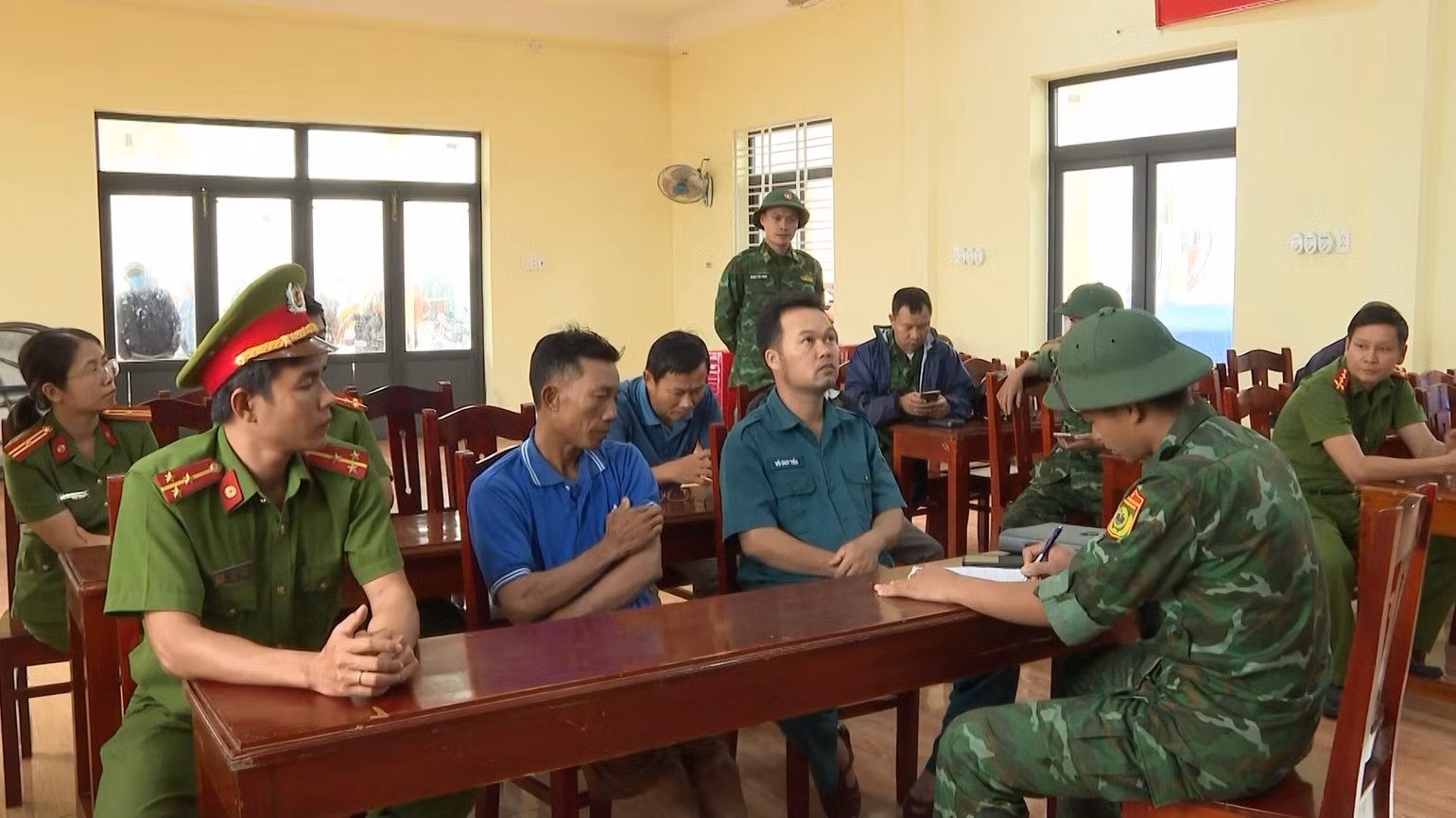 Lực lượng chức năng lập biên bản xử phạt vi phạm hành chính đối với ông Nguyễn Văn Hòa, ở thôn Phước Thiện 1, xã Bình Hải vì vi phạm lệnh cấm biển của tỉnh.