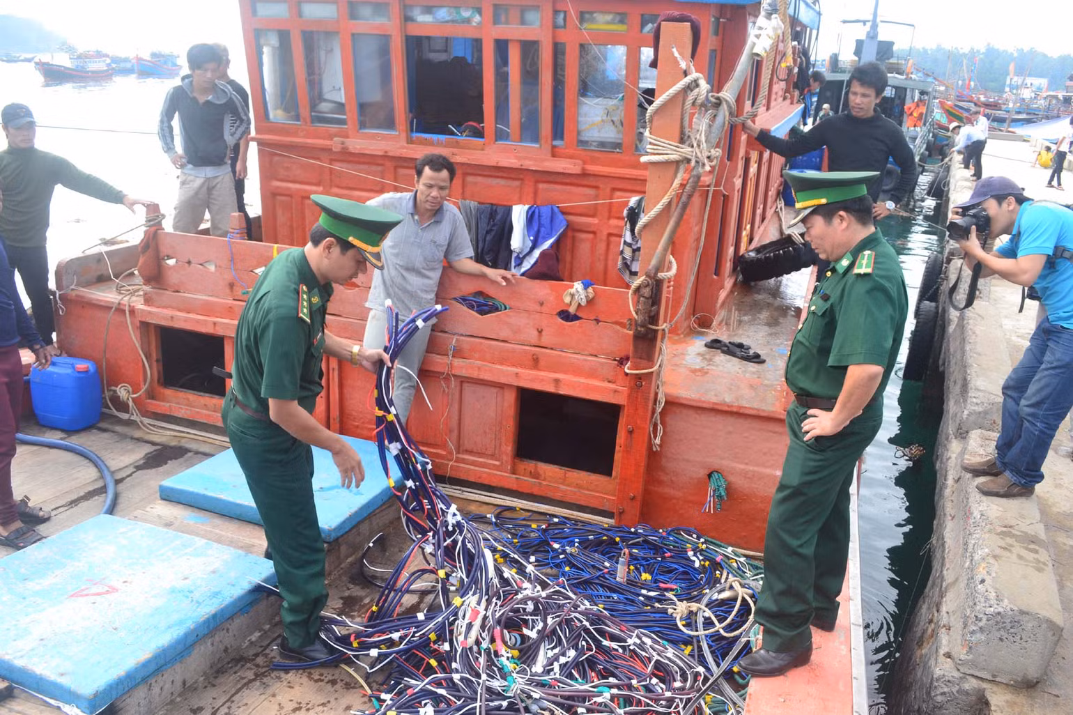 Tàu cá của ngư dân Quảng Ngãi bị tàu nước ngoài tấn công, đập phá tài sản khi hành nghề hợp pháp trên vùng biển quần đảo Hoàng Sa của Việt Nam. Tàu cá của ngư dân Quảng Ngãi bị tàu nước ngoài tấn công, đập phá tài sản khi hành nghề hợp pháp trên vùng biển quần đảo Hoàng Sa của Việt Nam.