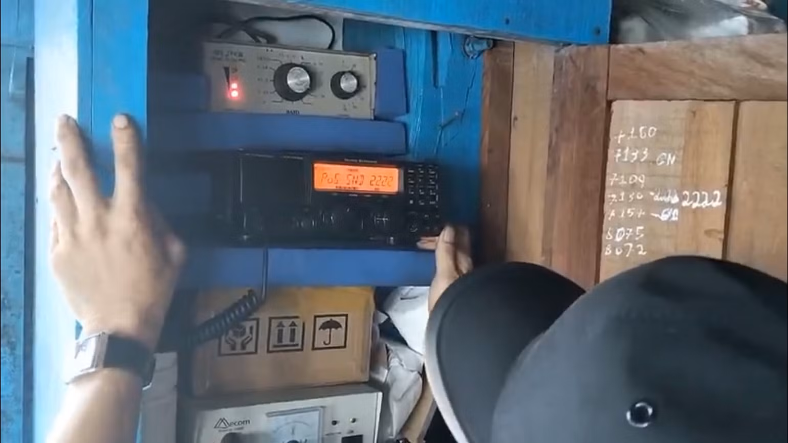 Máy VX-1700 thường xuyên hỏng hóc khiến ngư dân gặp khó khi tin nhắn từ tàu gửi về trạm bờ để thực hiện nhận hỗ trợ. Máy VX-1700 thường xuyên hỏng hóc khiến ngư dân gặp khó khi tin nhắn từ tàu gửi về trạm bờ để thực hiện nhận hỗ trợ.