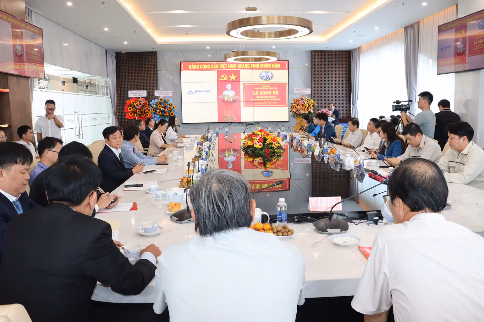 Quang cảnh buổi lễ công bố quyết định thành Chi bộ Công ty cổ phần thép Hòa Phát Dung Quất. Quang cảnh buổi lễ công bố quyết định thành Chi bộ Công ty cổ phần thép Hòa Phát Dung Quất.