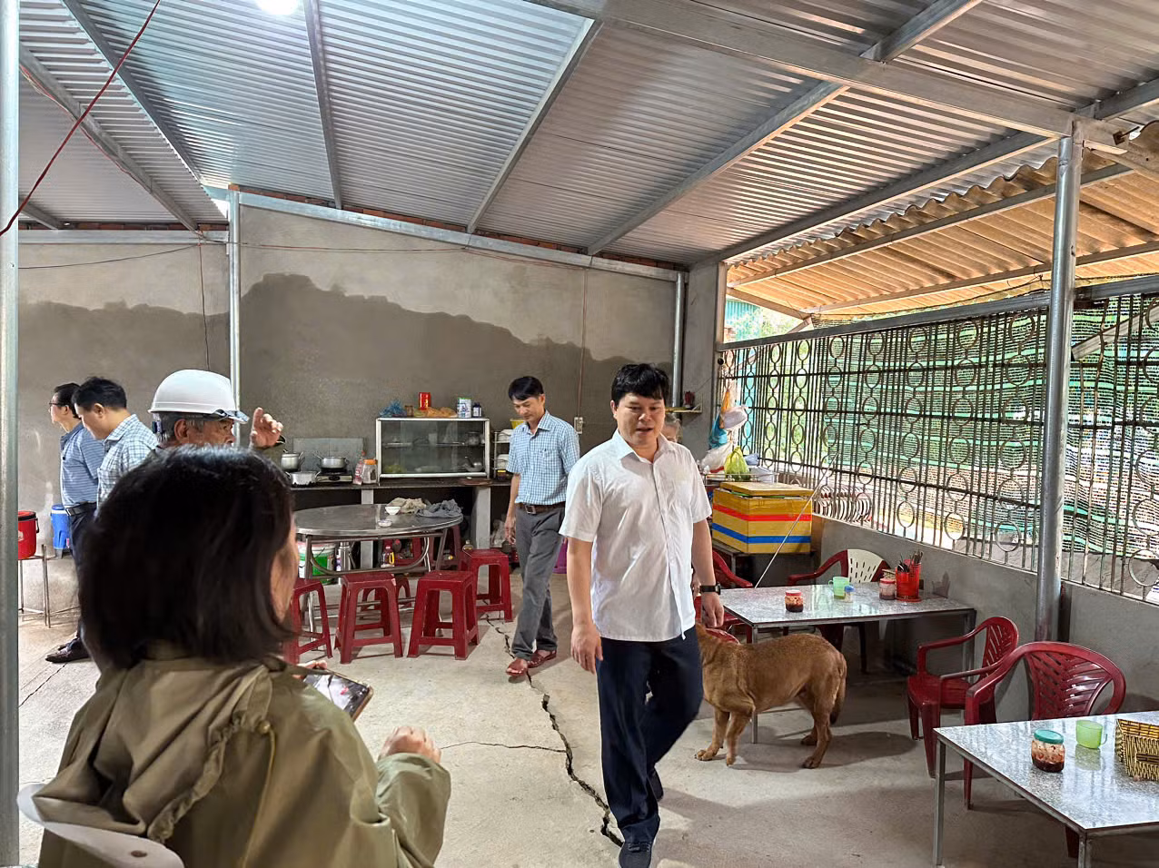 Sạt lở bờ sông Vệ đoạn qua thôn Phú Lâm Tây, xã Hành Thiện khiến nhiều nhà dân sống ven sông bị nứt.