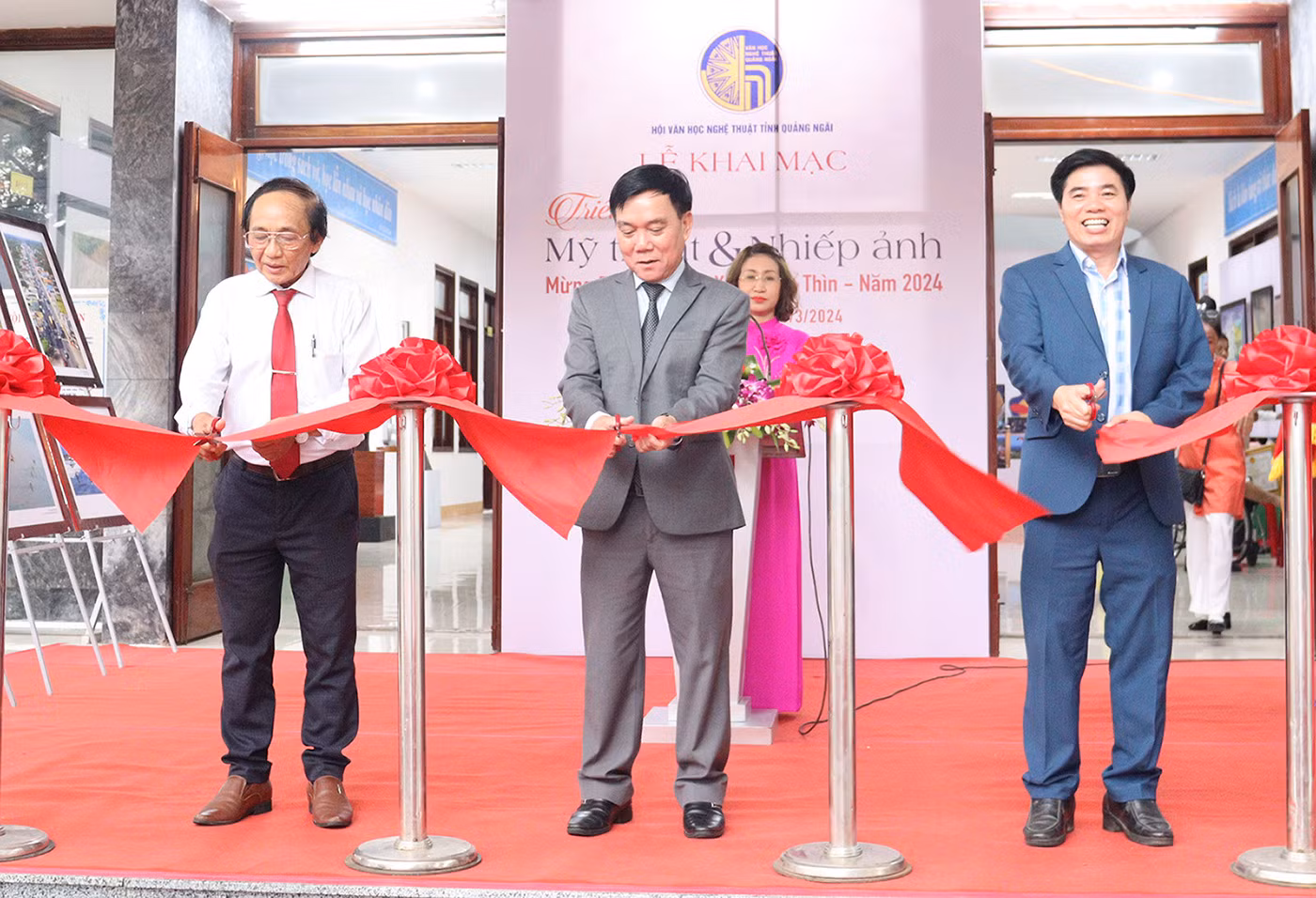 Cắt băng khai mạc cuộc triển lãm. Cắt băng khai mạc cuộc triển lãm.