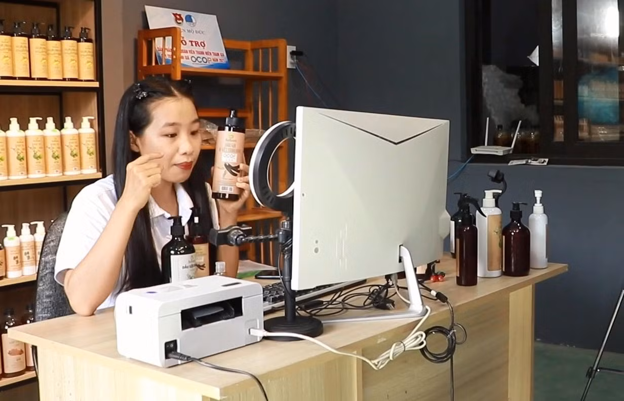 Cần tập trung đào tạo kỹ năng để mỗi người dân trở thành người bán hàng số, thay đổi thói quen kinh doanh truyền thống. Cần tập trung đào tạo kỹ năng để mỗi người dân trở thành người bán hàng số, thay đổi thói quen kinh doanh truyền thống.