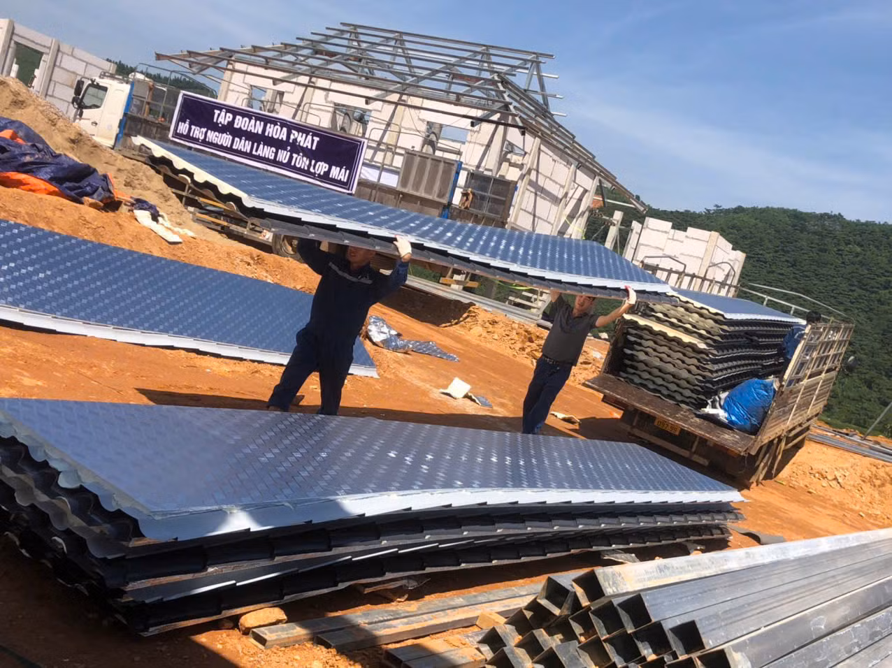 Hỗ trợ người dân Làng Nủ tôn lợp mái nhà. Hỗ trợ người dân Làng Nủ tôn lợp mái nhà.