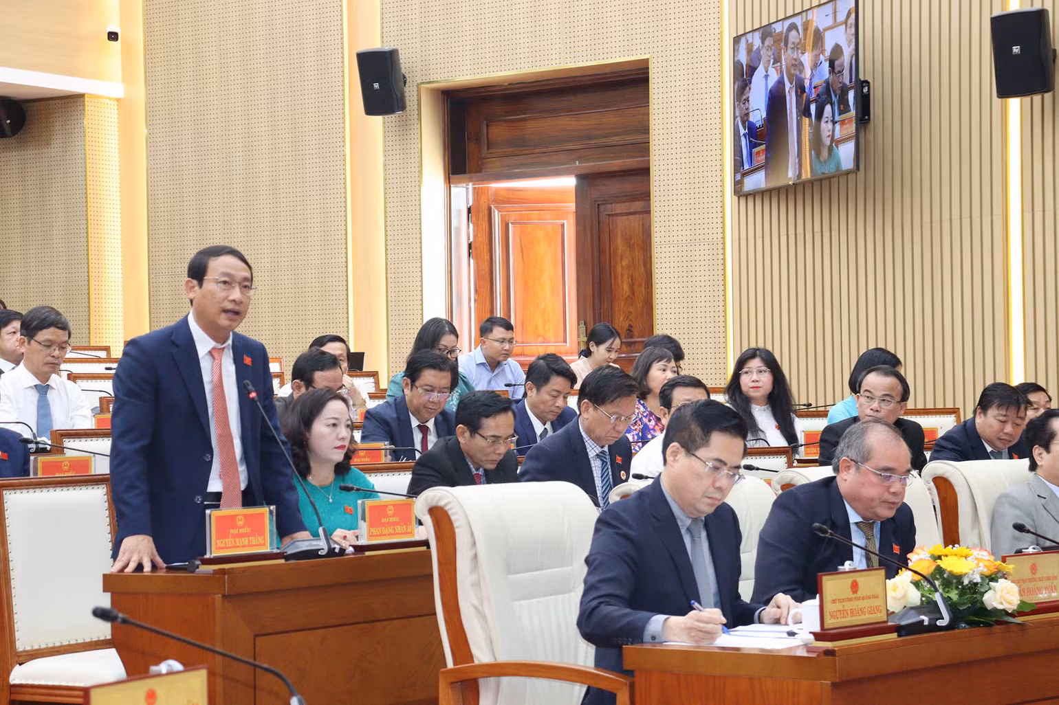 Đại biểu Nguyễn Mạnh Thắng, Trưởng Ban Pháp chế Hội đồng nhân dân tỉnh nêu thực trạng mua bán ma túy trên địa bàn tỉnh ngày càng gia tăng và giải pháp nào để phòng ngừa, đẩy lùi tệ nạn này. Đại biểu Nguyễn Mạnh Thắng, Trưởng Ban Pháp chế Hội đồng nhân dân tỉnh nêu thực trạng mua bán ma túy trên địa bàn tỉnh ngày càng gia tăng và giải pháp nào để phòng ngừa, đẩy lùi tệ nạn này.