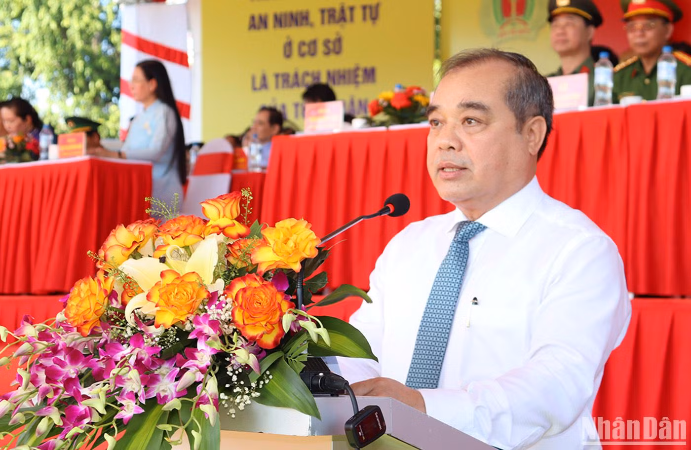 Phó Chủ tịch Ủy ban nhân dân tỉnh Quảng Ngãi Trần Hoàng Tuấn phát biểu giao nhiệm vụ cho lực lượng tham gia bảo vệ an ninh, trật tự tại buổi Lễ. Phó Chủ tịch Ủy ban nhân dân tỉnh Quảng Ngãi Trần Hoàng Tuấn phát biểu giao nhiệm vụ cho lực lượng tham gia bảo vệ an ninh, trật tự tại buổi Lễ.