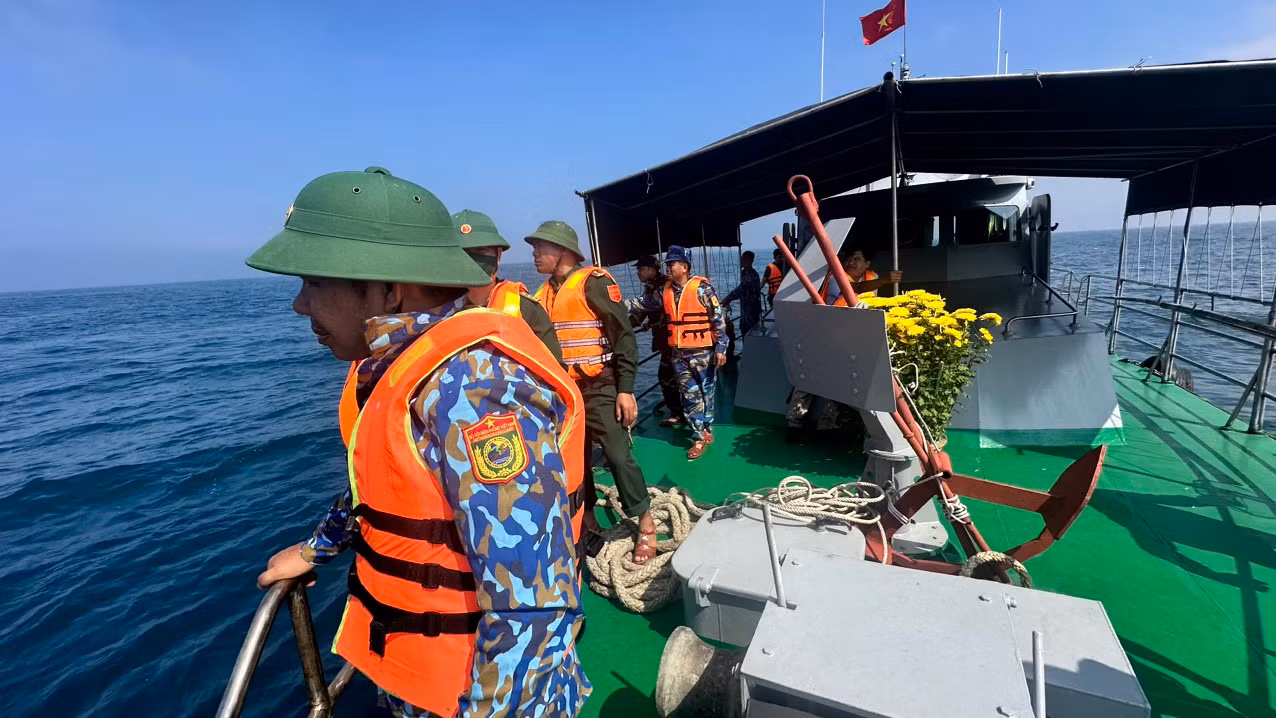Lực lượng Bộ đội Biên phòng Quảng Ngãi nỗ lực tìm kiếm 2 ngư dân mất tích. Lực lượng Bộ đội Biên phòng Quảng Ngãi nỗ lực tìm kiếm 2 ngư dân mất tích.