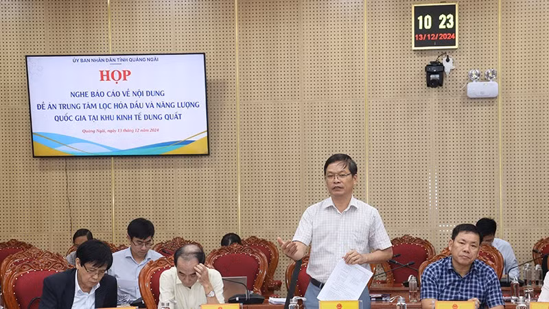 Trưởng Ban Quản lý Khu kinh tế Dung Quất và các khu công nghiệp Quảng Ngãi Trần Văn Mẫn phát biểu góp ý kiến vào đề án.