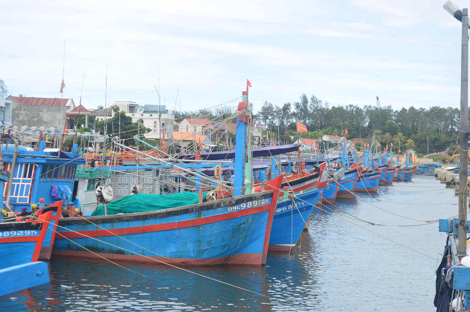 Nguy cơ xảy ra cháy tàu cá neo đậu tại các cảng cá luôn tiềm ẩn trong mỗi dịp Tết Nguyên đán nên ngư dân cần tuân thủ nghiêm các quy định về phòng cháy, chữa cháy.