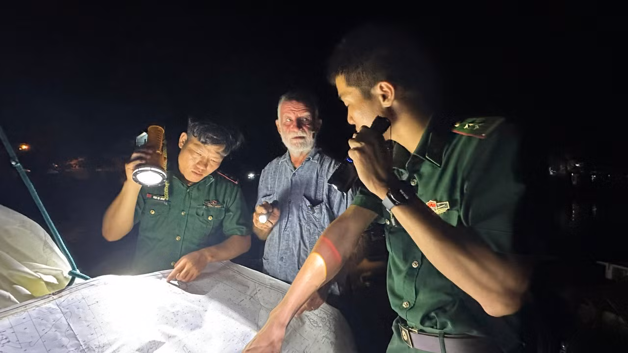 Ông Quinn Richard Anthony làm việc với cán bộ, chiến sĩ Đồn Biên phòng Sa Huỳnh. Ông Quinn Richard Anthony làm việc với cán bộ, chiến sĩ Đồn Biên phòng Sa Huỳnh.