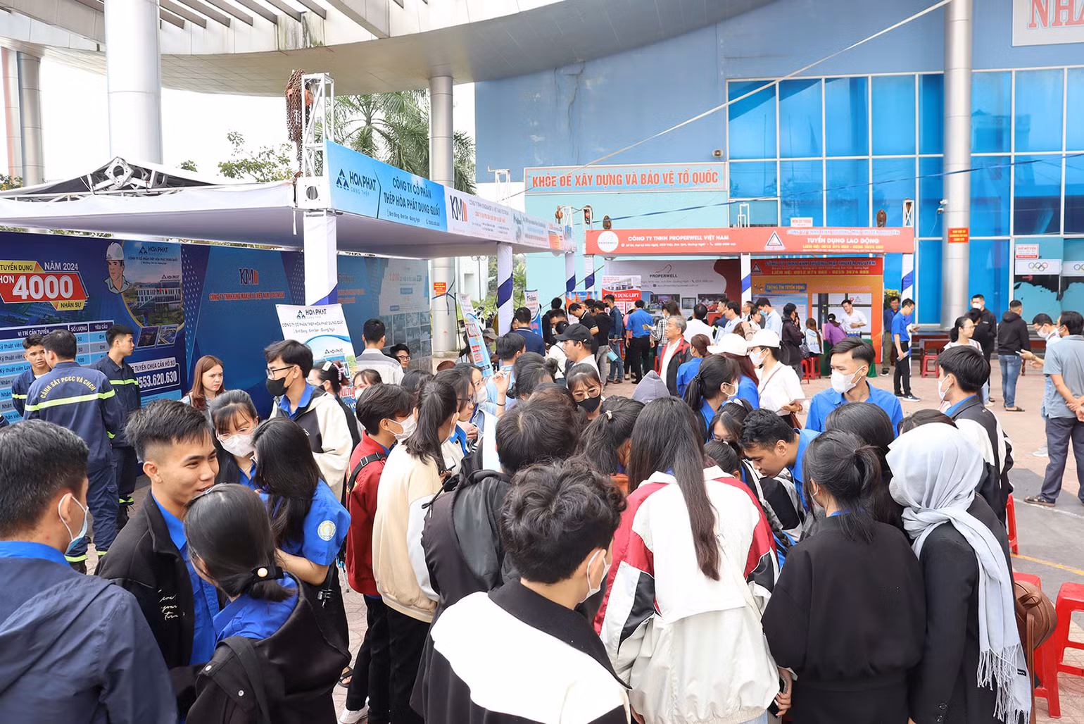 Hội việc làm đầu Xuân Giáp Thìn 2024 thu hút đông đảo các bạn trẻ và người lao động ở Quảng Ngãi đến tìm hiểu thị trường lao động và tìm kiếm cơ hội việc làm. Hội việc làm đầu Xuân Giáp Thìn 2024 thu hút đông đảo các bạn trẻ và người lao động ở Quảng Ngãi đến tìm hiểu thị trường lao động và tìm kiếm cơ hội việc làm.
