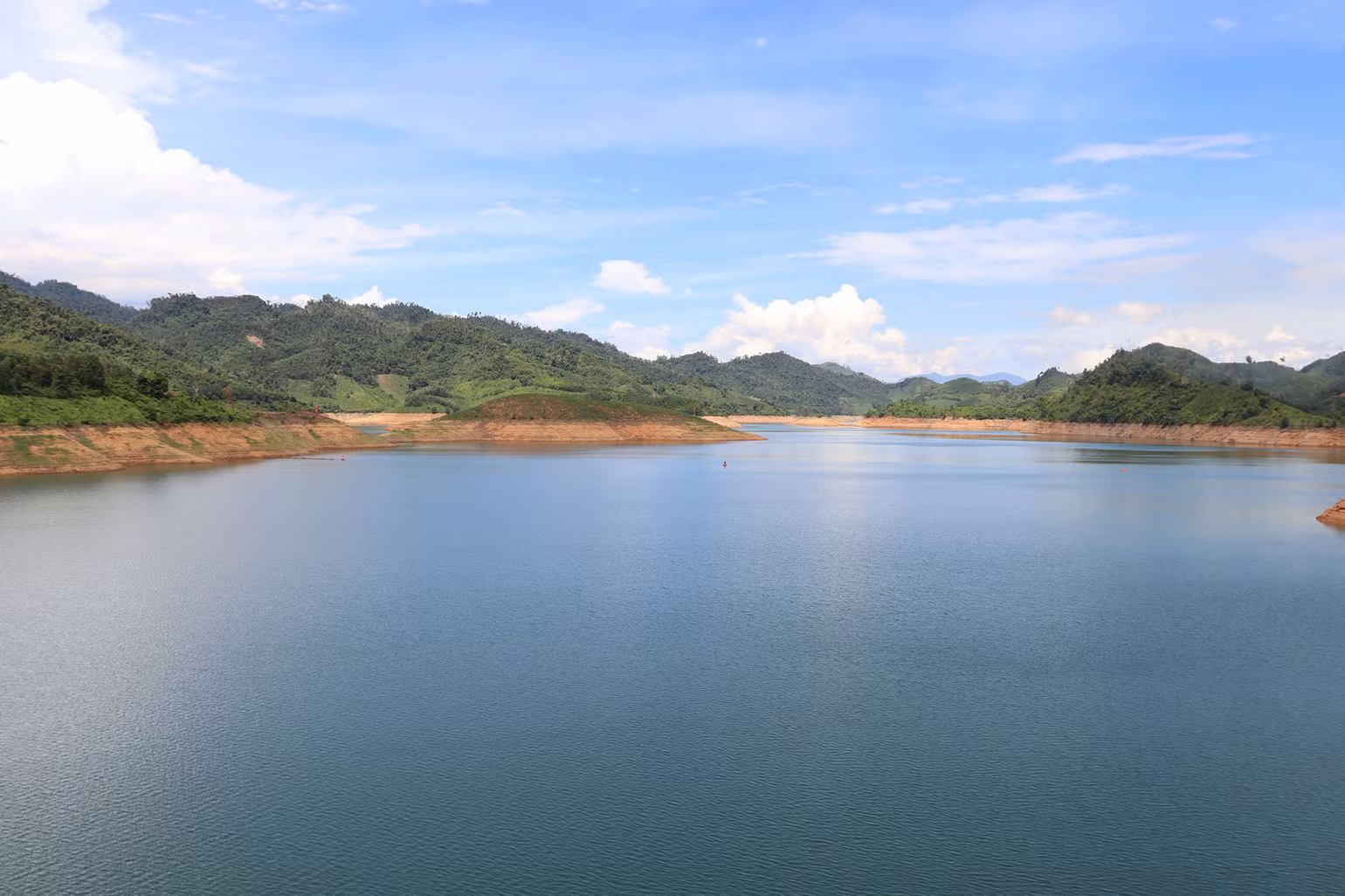 Hồ chứa nước Nước Trong ở huyện miền núi Sơn Hà có nhiều tiềm năng để phát triển du lịch sinh thái. Hồ chứa nước Nước Trong ở huyện miền núi Sơn Hà có nhiều tiềm năng để phát triển du lịch sinh thái.