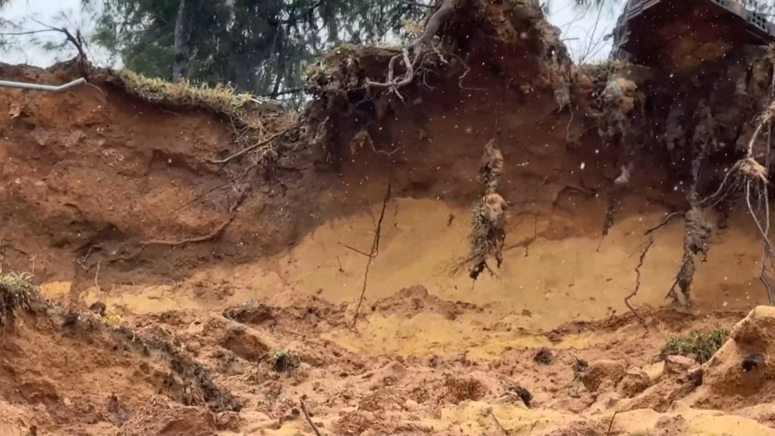 Một số vị trí bờ biển thôn Tuyết Diêm 1, xã Bình Thuận, huyện Bình Sơn sạt lở khoét sâu tạo thành hàm ếch rất nguy hiểm.