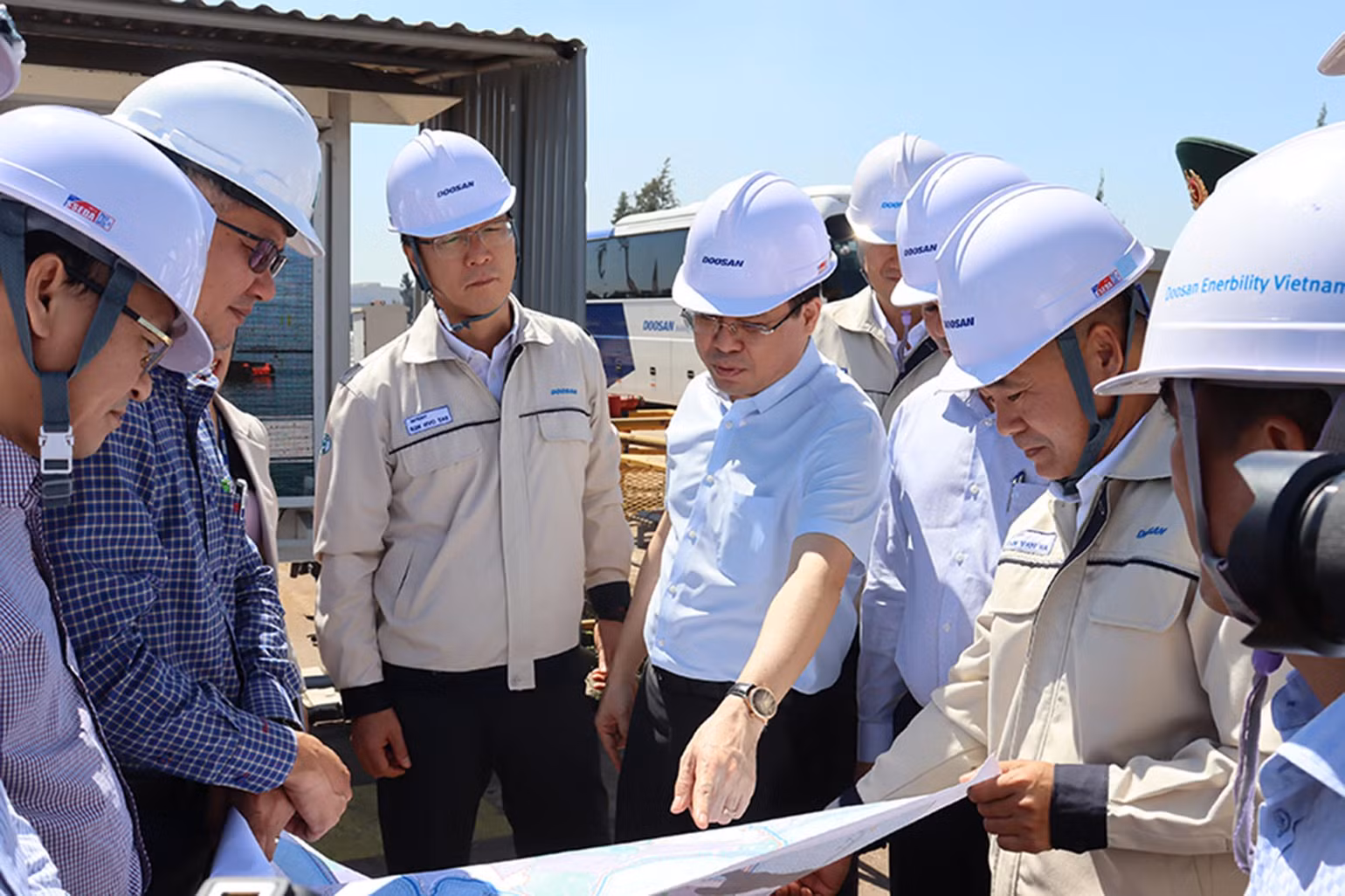 Chủ tịch Ủy ban nhân dân tỉnh Quảng Ngãi Nguyễn Hoàng Giang khảo sát cơ sở hạ tầng cảng chuyên dụng của Doosan Vina tại Khu kinh tế Dung Quất. Chủ tịch Ủy ban nhân dân tỉnh Quảng Ngãi Nguyễn Hoàng Giang khảo sát cơ sở hạ tầng cảng chuyên dụng của Doosan Vina tại Khu kinh tế Dung Quất.