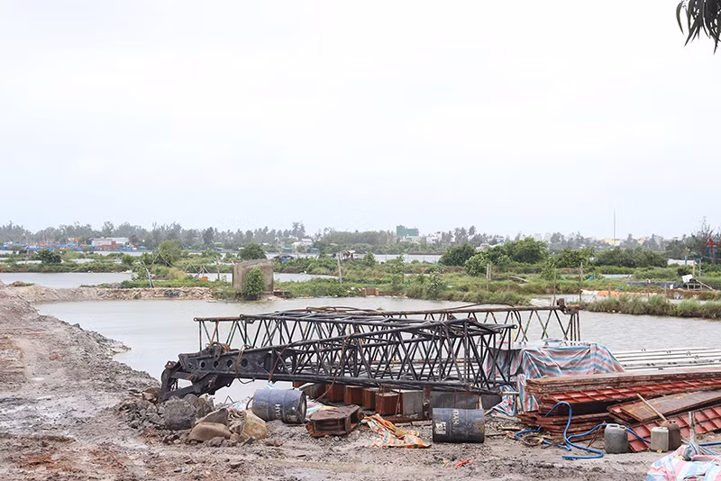 Do vướng mặt bằng nên nên nhà thầu chưa thể triển khai thi công các hạng mục chính dự án mở rộng cảng neo trú tàu thuyền Tịnh Hòa.