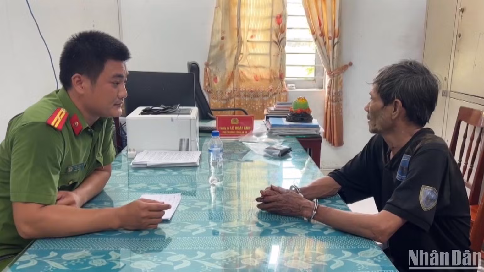 Hung thủ Lê Đình Thuyết tại cơ quan Công an. Hung thủ Lê Đình Thuyết tại cơ quan Công an.