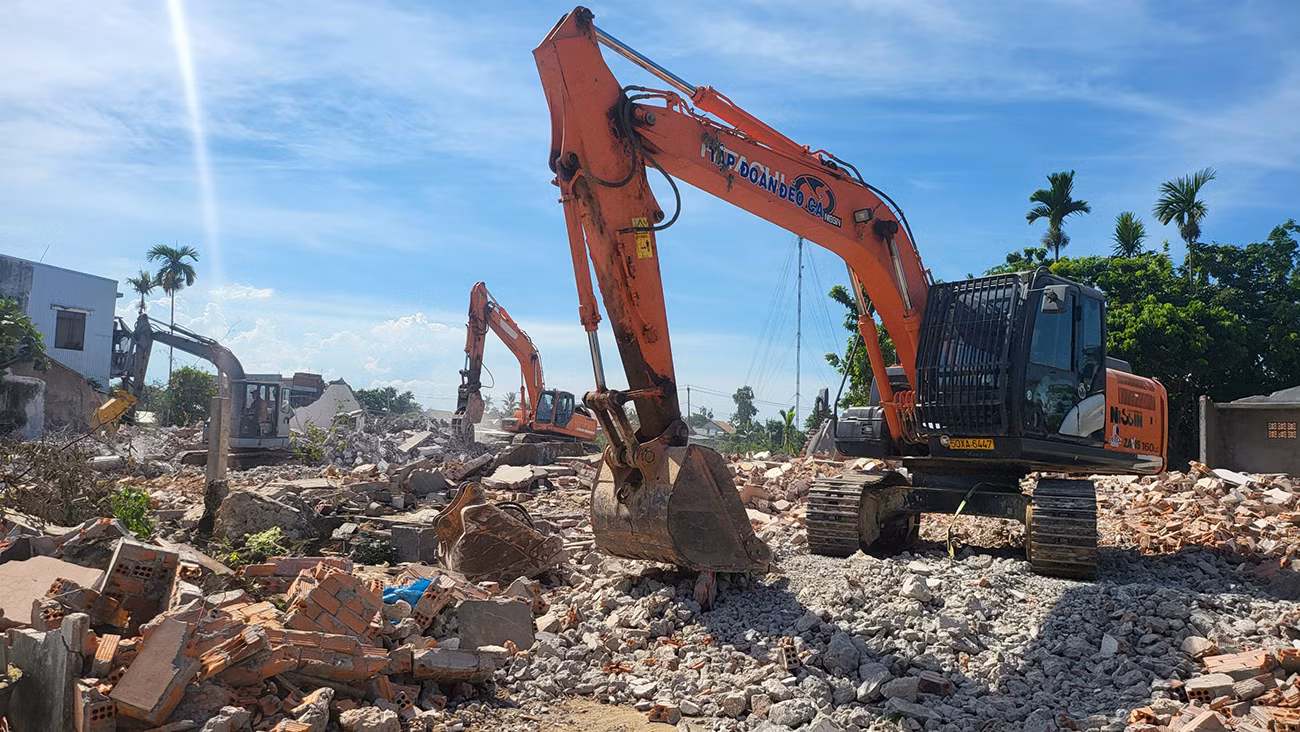 Huyện Tư Nghĩa ra quân đợt cao điểm 30 ngày đêm giải phóng mặt bằng dự án cao tốc Quảng Ngãi- Hoài Nhơn đoạn qua địa bàn huyện. Huyện Tư Nghĩa ra quân đợt cao điểm 30 ngày đêm giải phóng mặt bằng dự án cao tốc Quảng Ngãi- Hoài Nhơn đoạn qua địa bàn huyện.