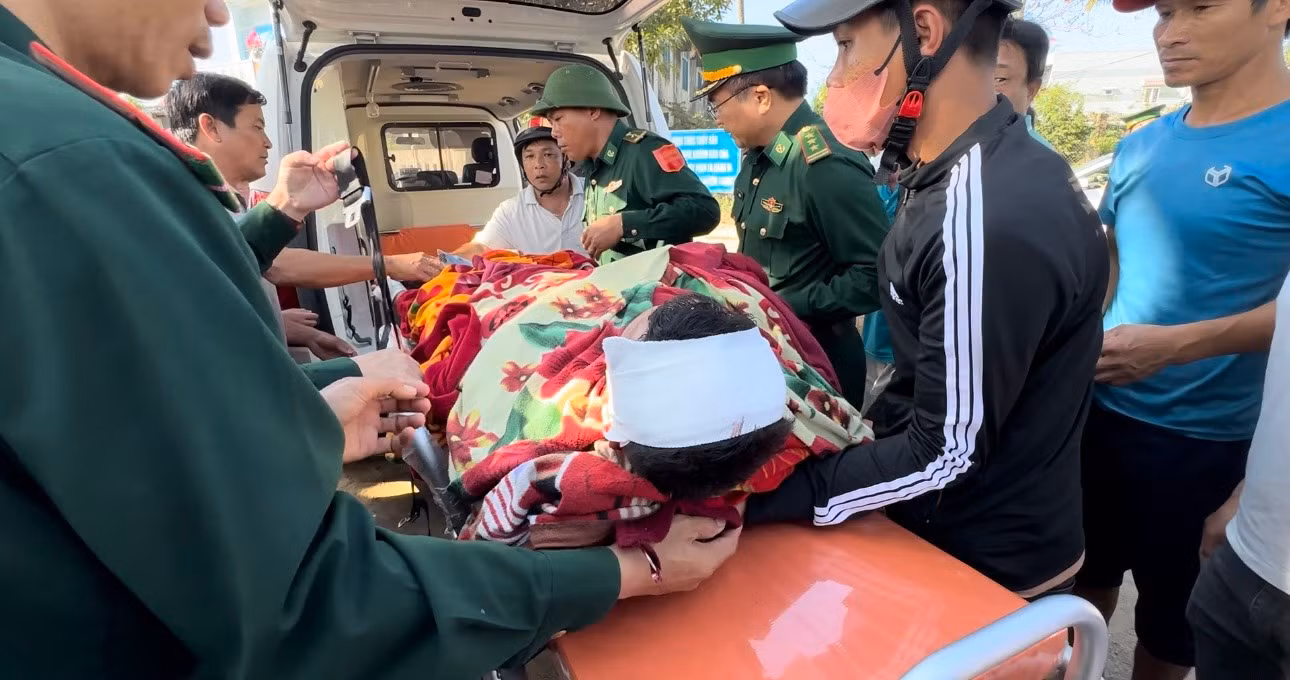 Các ngư dân bị nạn trên tàu cá chìm được các lực lượng chức năng đưa đi cấp cứu. Các ngư dân bị nạn trên tàu cá chìm được các lực lượng chức năng đưa đi cấp cứu.