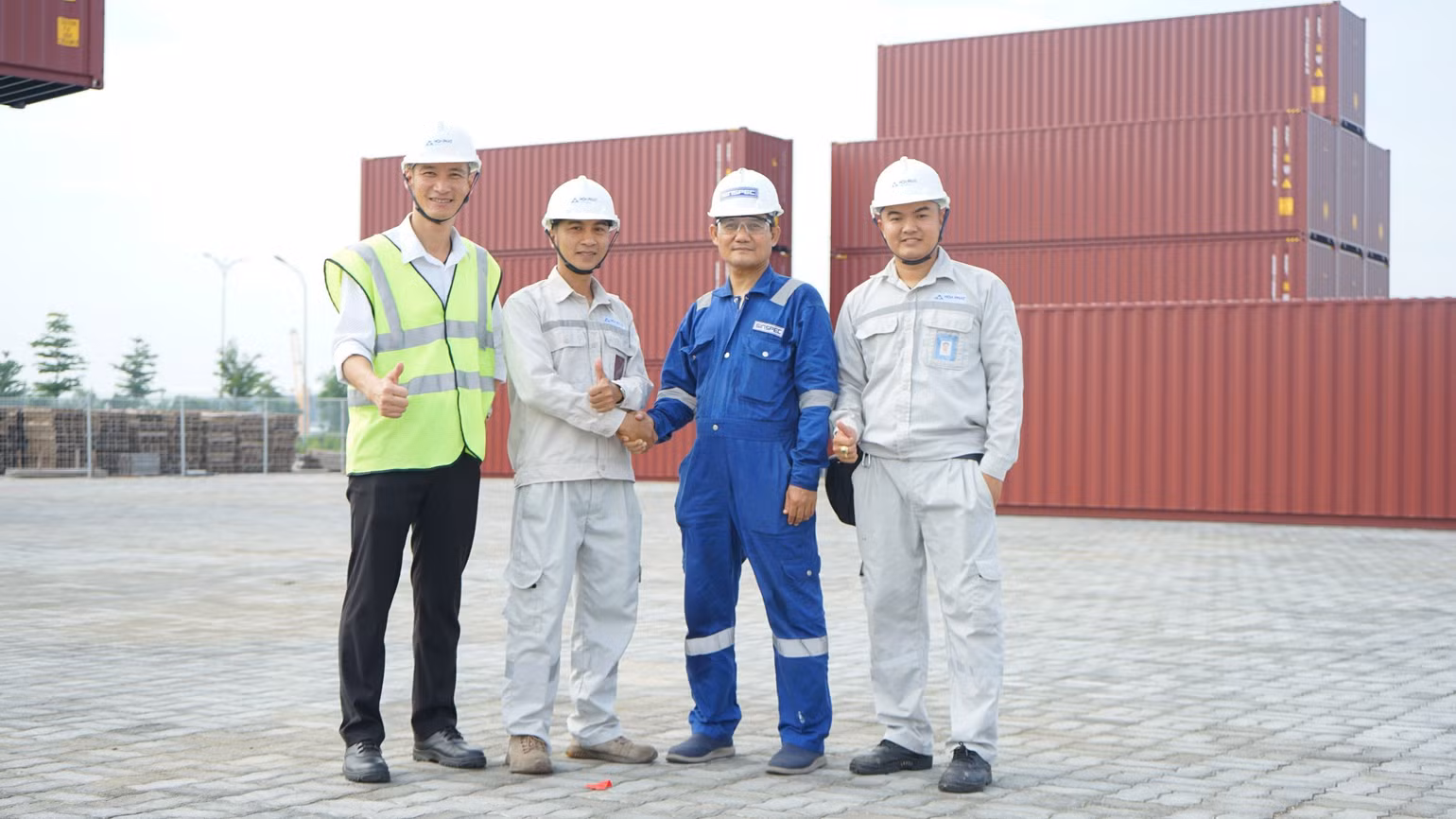 Đại diện đơn vị kiểm định container được SeaCube chỉ định (áo xanh đứng thứ 3 từ trái qua) nhận lô sản phẩm đầu tiên từ Hòa Phát.