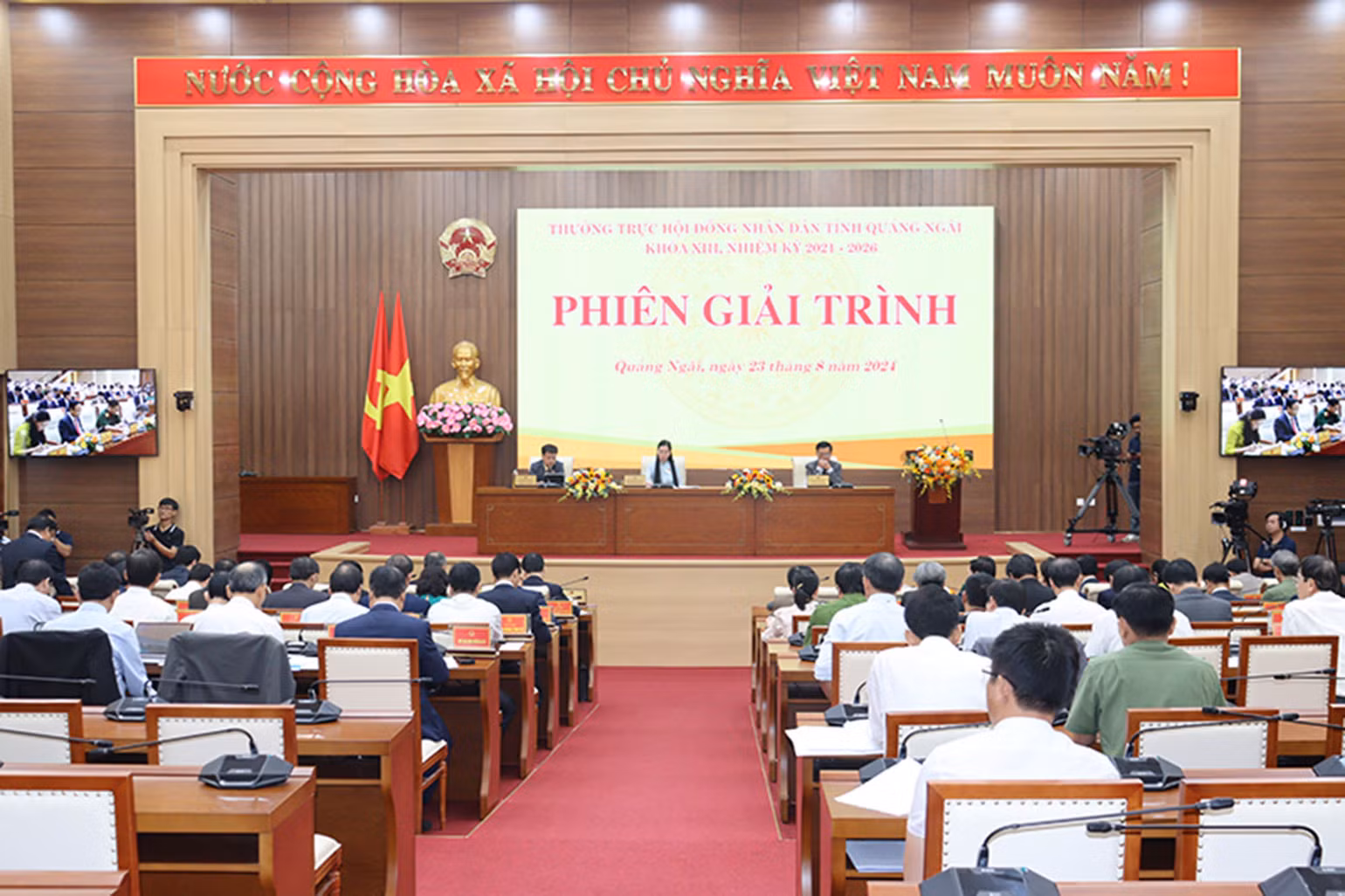 Quang cảnh phiên giải trình. Quang cảnh phiên giải trình.