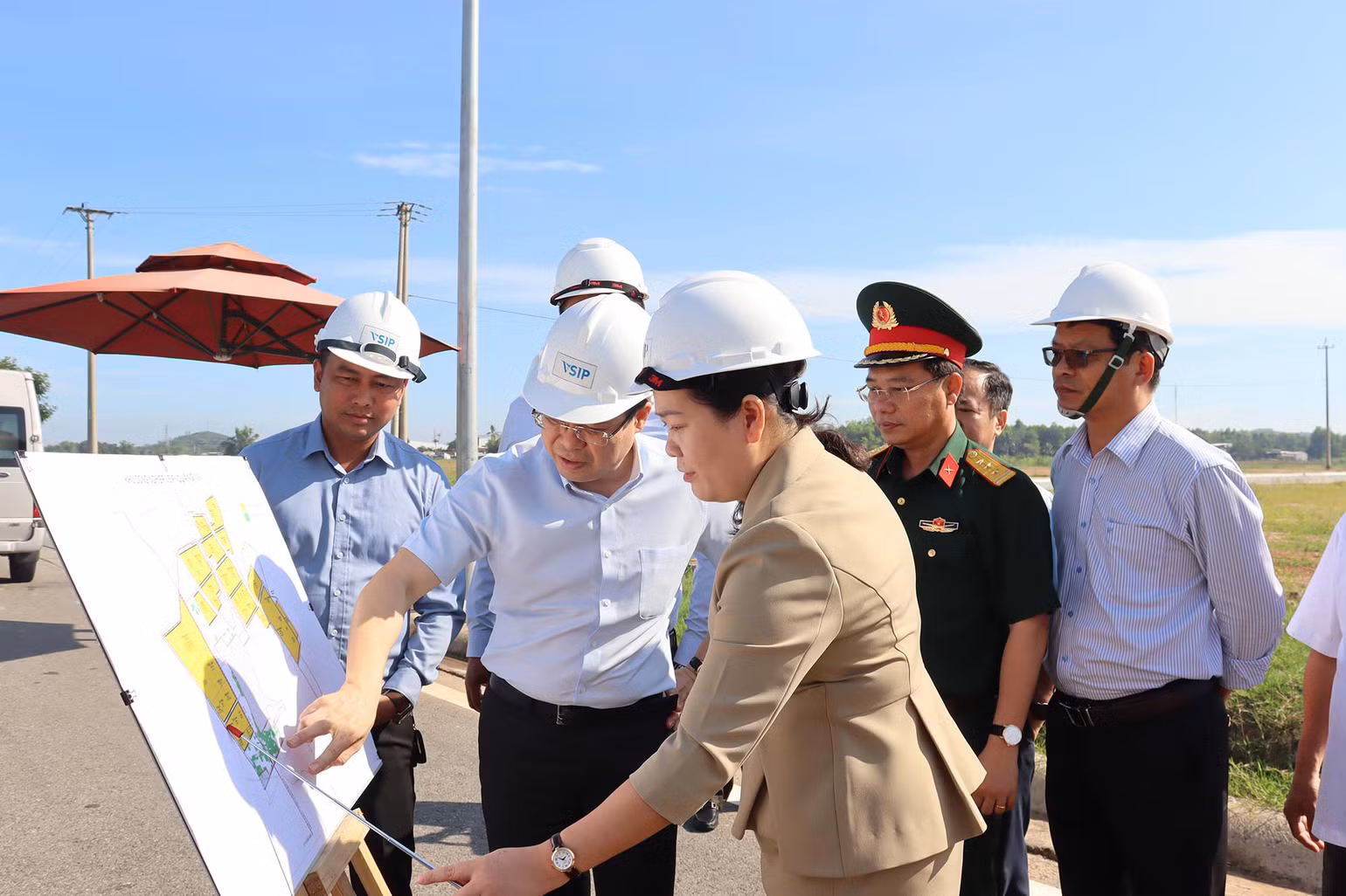 Chủ tịch Ủy ban nhân dân tỉnh Quảng Ngãi Nguyễn Hoàng Giang thị sát các phân khu chức năng của Khu công nghiệp VSIP Quảng Ngãi. Chủ tịch Ủy ban nhân dân tỉnh Quảng Ngãi Nguyễn Hoàng Giang thị sát các phân khu chức năng của Khu công nghiệp VSIP Quảng Ngãi.