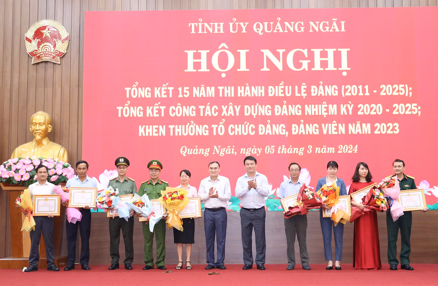 Trao Bằng khen của Tỉnh ủy Quảng Ngãi tặng 5 tổ chức cơ sở đảng và 4 chi bộ trực thuộc đảng ủy cơ sở đạt tiêu chuẩn “Hoàn thành xuất sắc nhiệm vụ” tiêu biểu 5 năm liền (2019-2023). Trao Bằng khen của Tỉnh ủy Quảng Ngãi tặng 5 tổ chức cơ sở đảng và 4 chi bộ trực thuộc đảng ủy cơ sở đạt tiêu chuẩn “Hoàn thành xuất sắc nhiệm vụ” tiêu biểu 5 năm liền (2019-2023).