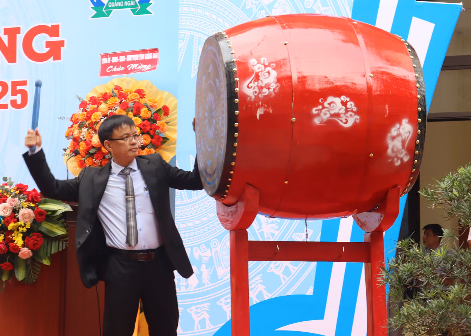 Hai năm qua, nghi thức đánh trống khai trường tại các trường học ở Quảng Ngãi do lãnh đạo nhà trường thực hiện.
