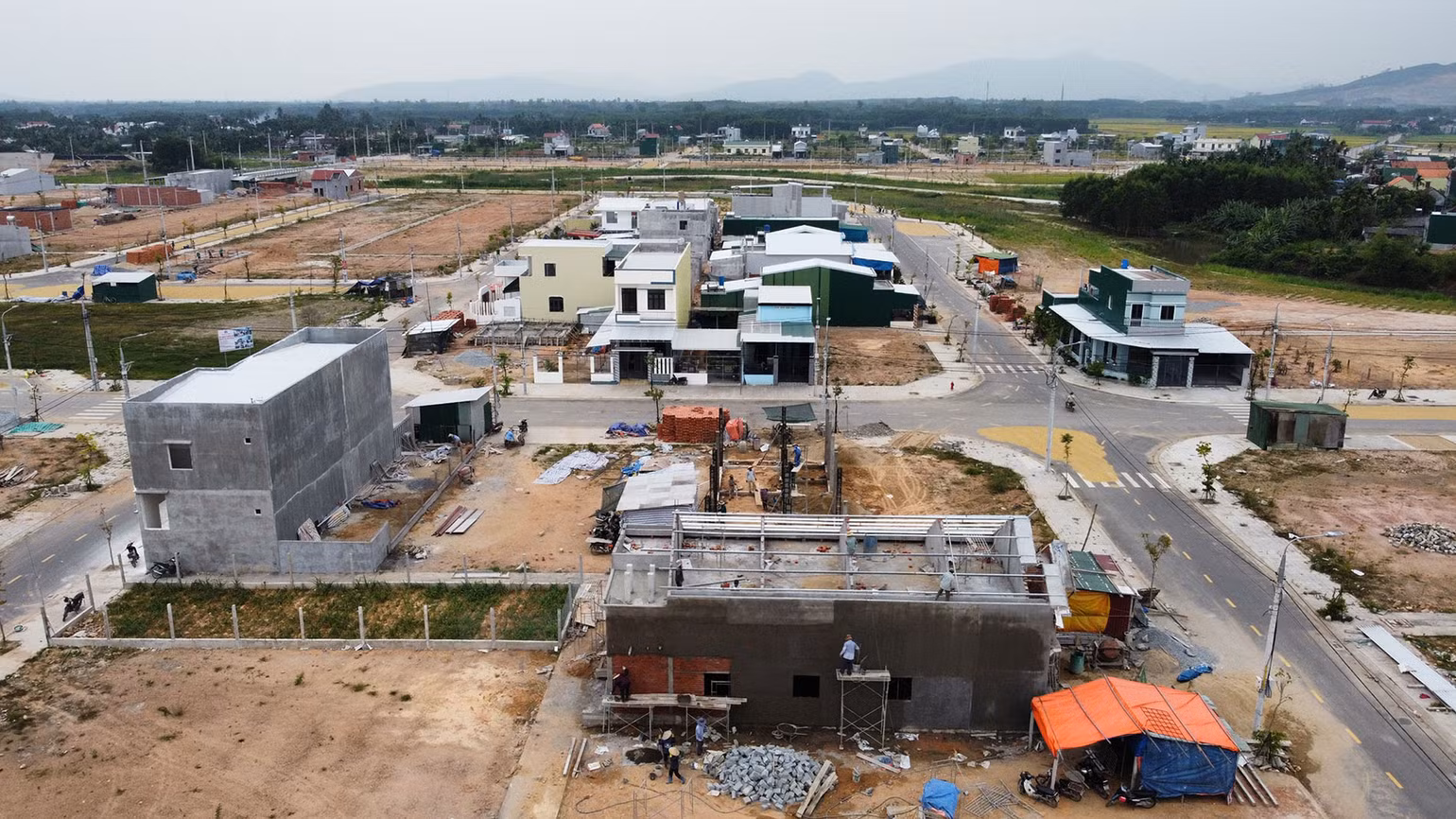 Nhiều hộ dân bị ảnh hưởng dự án cao tốc Quảng Ngãi- Hoài Nhơn, đoạn qua Quảng Ngãi đã xây dựng nhà ở kiên cố và khang trang trong các khu tái định cư.