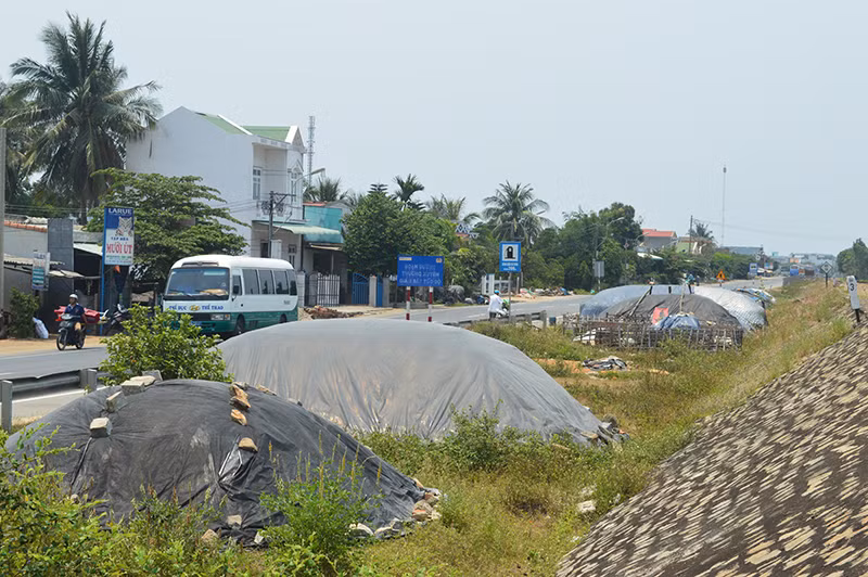 Do chưa có kho bảo quản nên lâu nay diêm dân Sa Huỳnh tập kết muối thành từng ụ ven quốc lộ 1 nên thường xuyên bị tan chảy do mưa lũ, gây thiệt hại nặng.