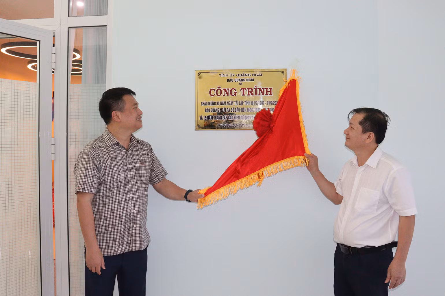 Thực hiện nghi thức gắn Công trình chào mừng 35 năm ngày Báo Quảng Ngãi ra số đầu tiên và 15 năm thành lập Báo Quảng Ngãi điện tử. Thực hiện nghi thức gắn Công trình chào mừng 35 năm ngày Báo Quảng Ngãi ra số đầu tiên và 15 năm thành lập Báo Quảng Ngãi điện tử.