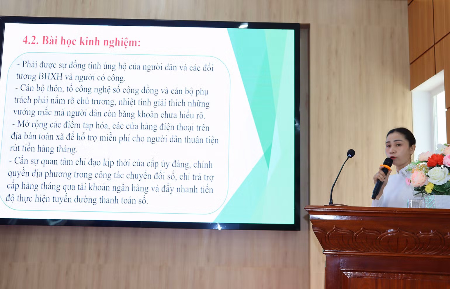 Đại diện lãnh đạo xã Nghĩa Điền, huyện Tư Nghĩa trình bày tham luận tại tọa đàm.