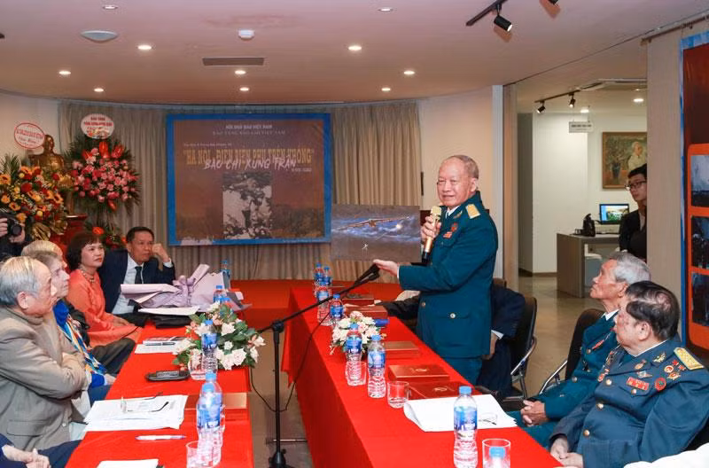 Tọa đàm thu hút sự tham gia của nhiều nhà báo, chiến sĩ lão thành, chuyên gia lịch sử. Tọa đàm thu hút sự tham gia của nhiều nhà báo, chiến sĩ lão thành, chuyên gia lịch sử.
