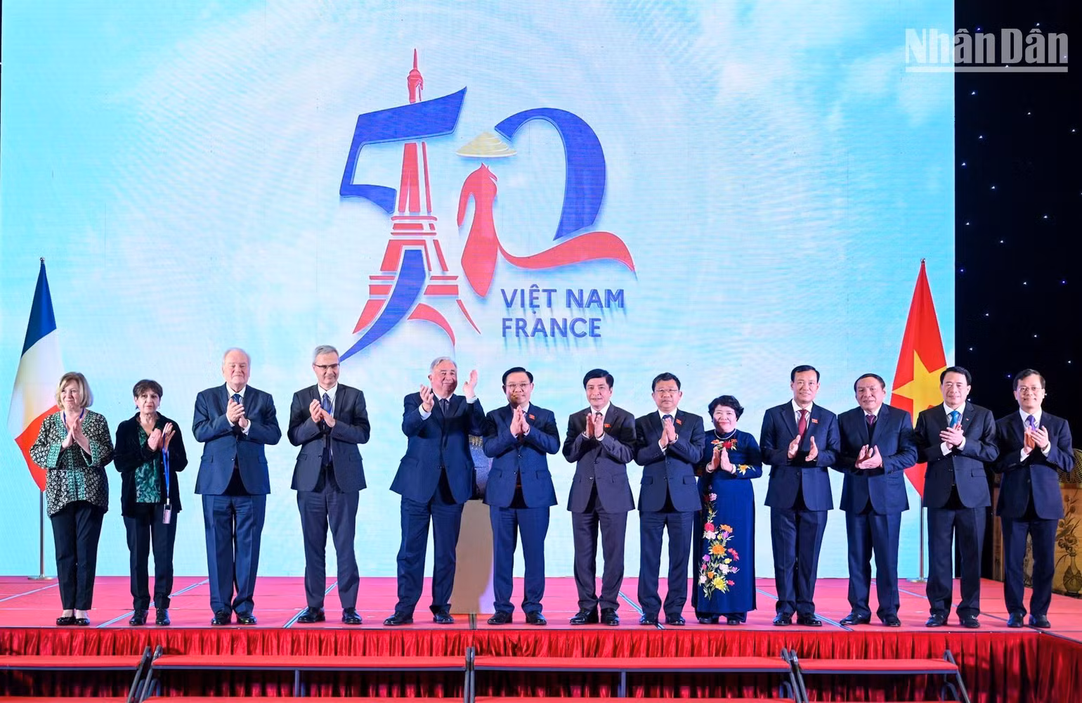 Chủ tịch Quốc hội Vương Đình Huệ và Chủ tịch Thượng viện Cộng hòa Pháp Gérard Larcher cùng đại biểu hai nước thực hiện nghi thức công bố biểu trưng 50 năm quan hệ ngoại giao Việt Nam-Pháp. Chủ tịch Quốc hội Vương Đình Huệ và Chủ tịch Thượng viện Cộng hòa Pháp Gérard Larcher cùng đại biểu hai nước thực hiện nghi thức công bố biểu trưng 50 năm quan hệ ngoại giao Việt Nam-Pháp.