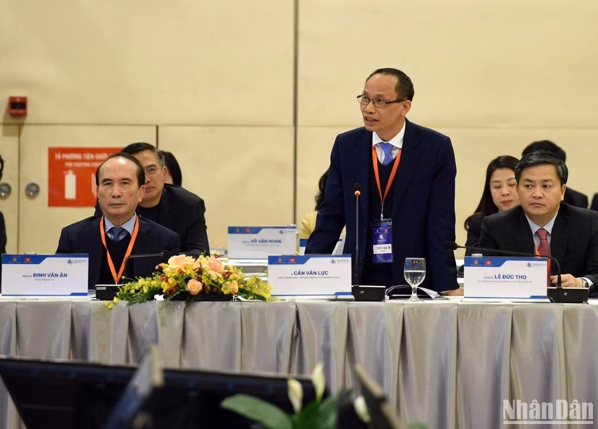 Chuyên gia kinh tế phát biểu. Chuyên gia kinh tế phát biểu.