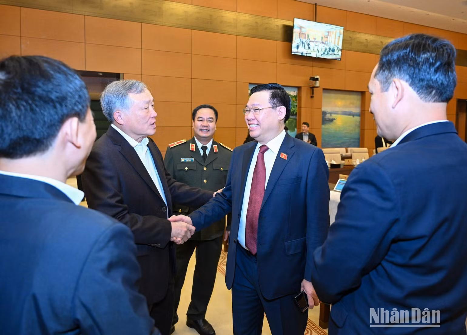 Chủ tịch Quốc hội Vương Đình Huệ với các đại biểu dự phiên họp. Chủ tịch Quốc hội Vương Đình Huệ với các đại biểu dự phiên họp.